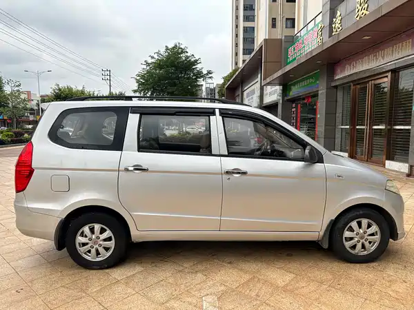 Wuling Hongguang 2015