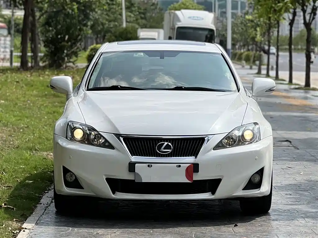 Lexus IS 2011 — фото 2