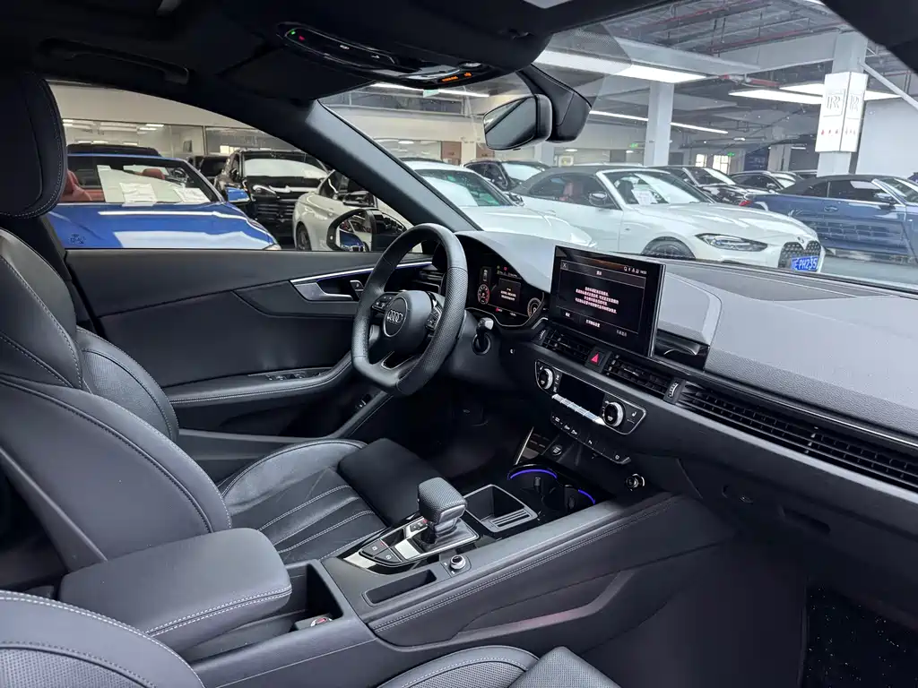 Audi A4L 2025 — фото 16