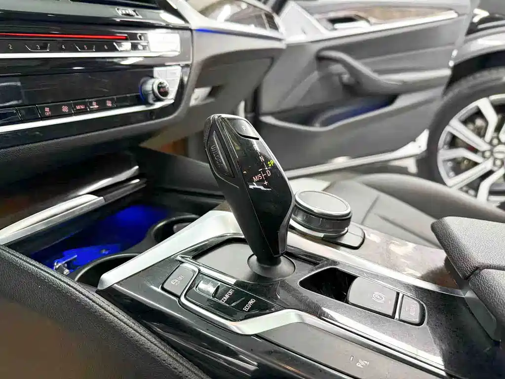 BMW 5 Series 2018 — фото 12