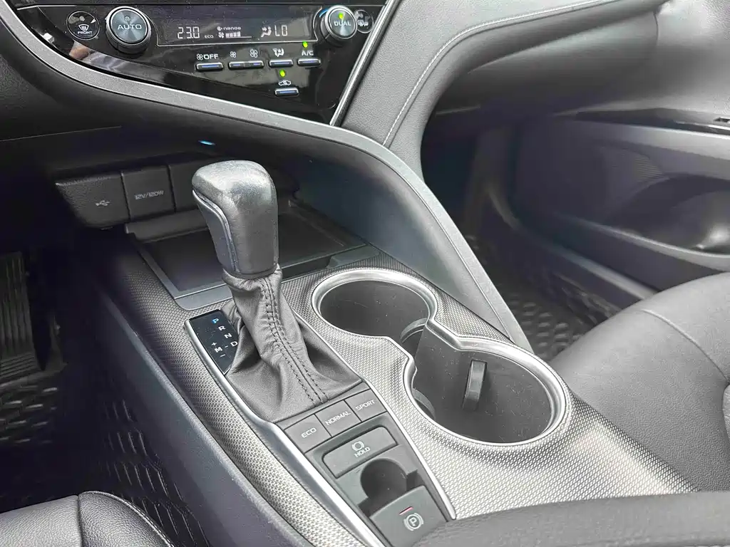Toyota Camry 2021 — фото 25