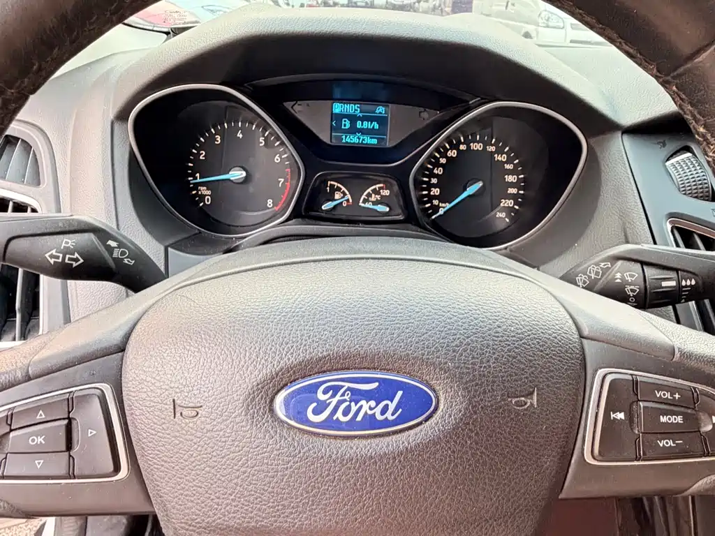 Ford Focus 2016 — фото 16