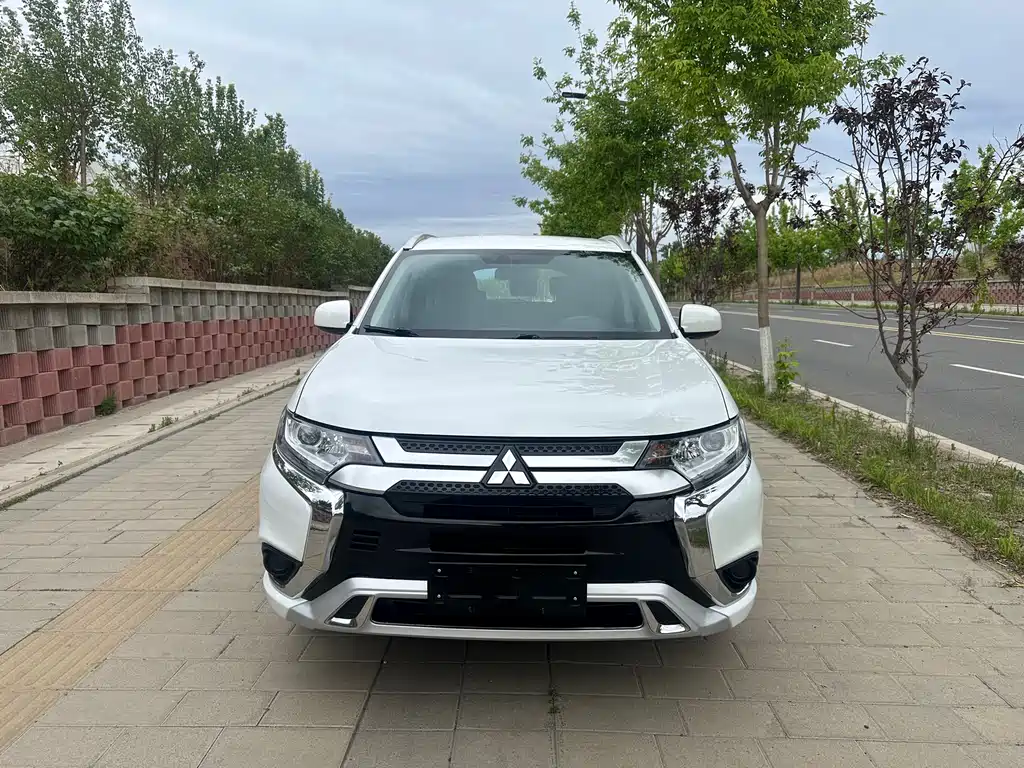 Mitsubishi Outlander 2022 — фото 2