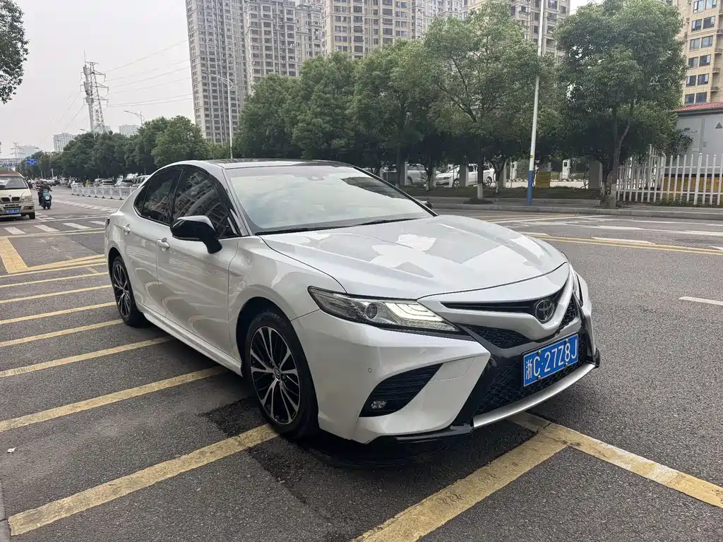 Toyota Camry 2020 — фото 1
