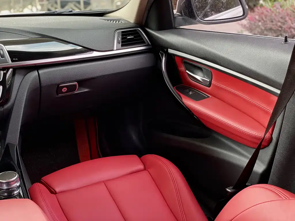 BMW 3 Series 2019 — фото 13