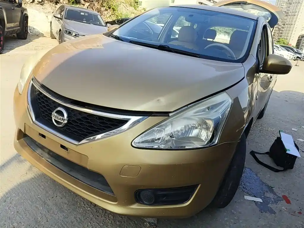 Nissan Tiida 2015 — фото 1