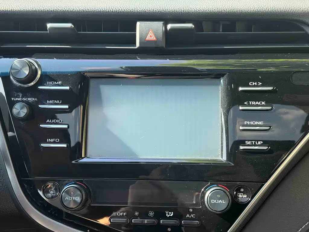 Toyota Camry 2018 — фото 11