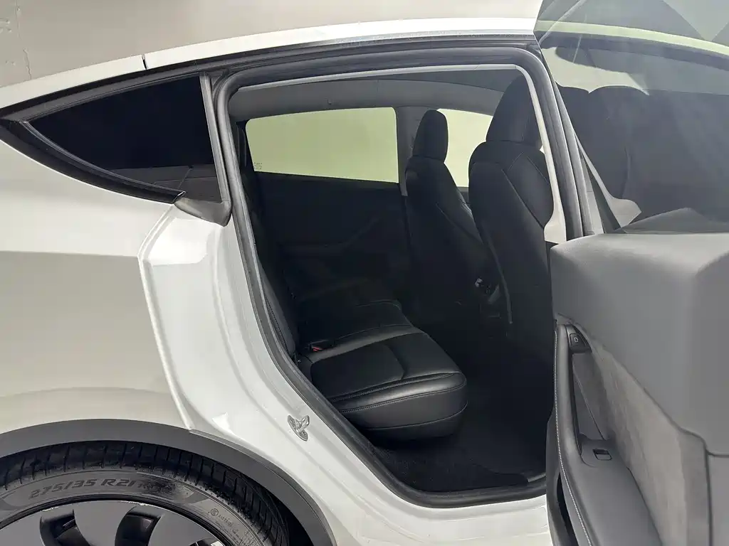 Tesla Model Y 2023 — фото 16