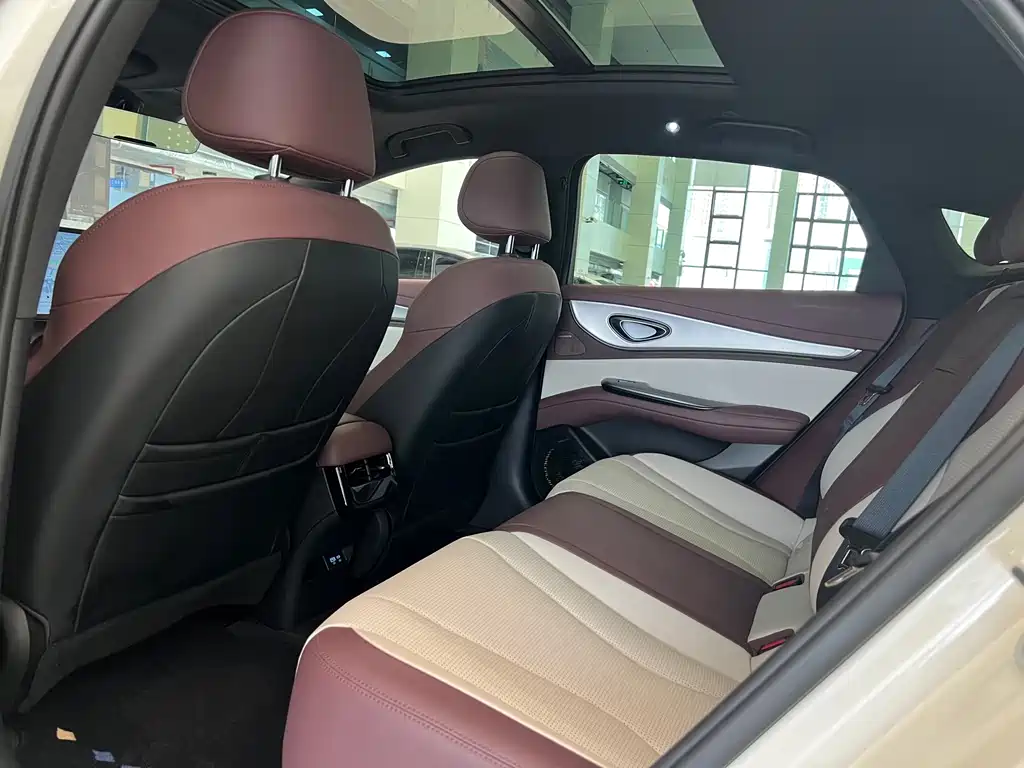 BYD Seal 07 DM-i 2025 — фото 7