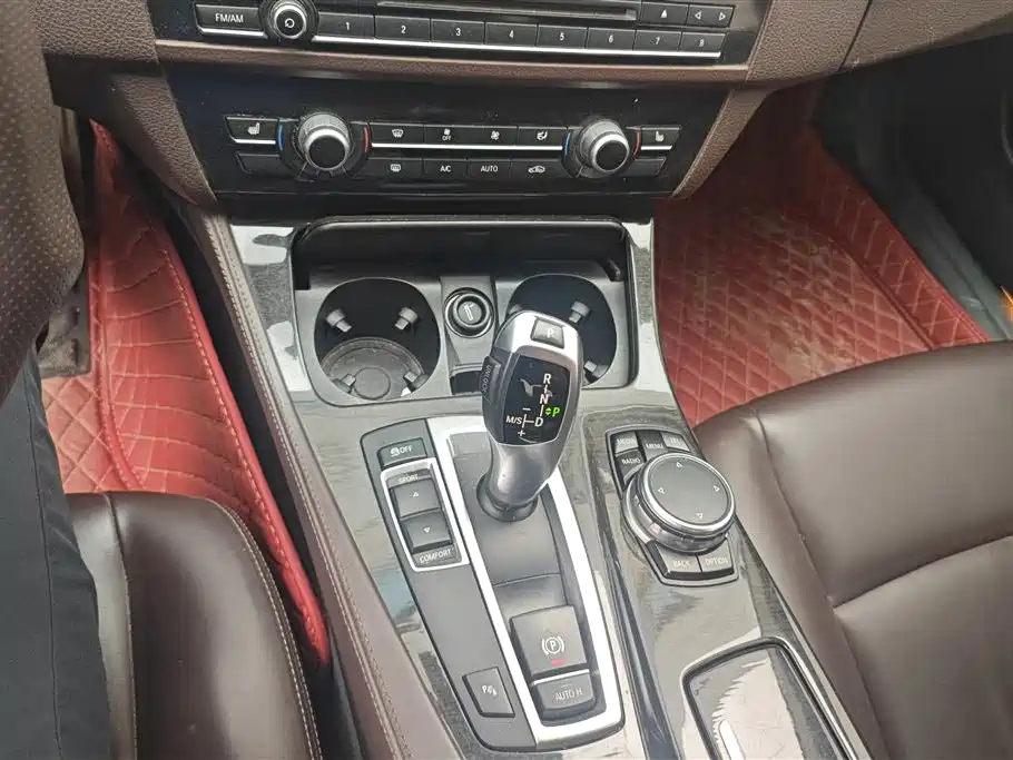 BMW 5 Series 2017 — фото 16