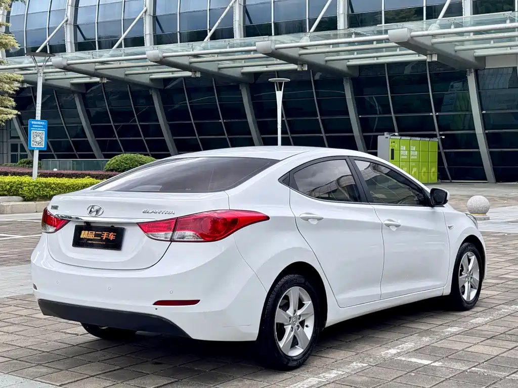Hyundai Elantra 2014 — фото 18