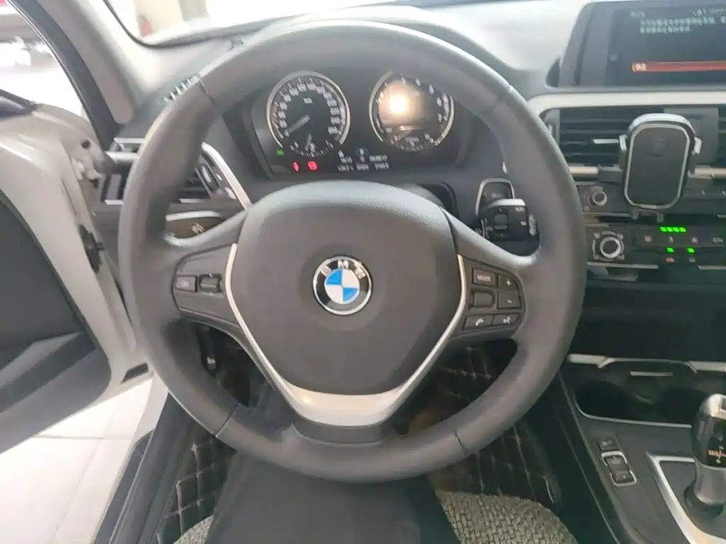 BMW 1 Series 2019 — фото 11