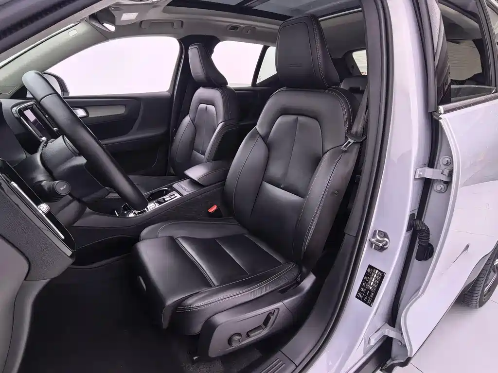 Volvo XC40 2020 — фото 18