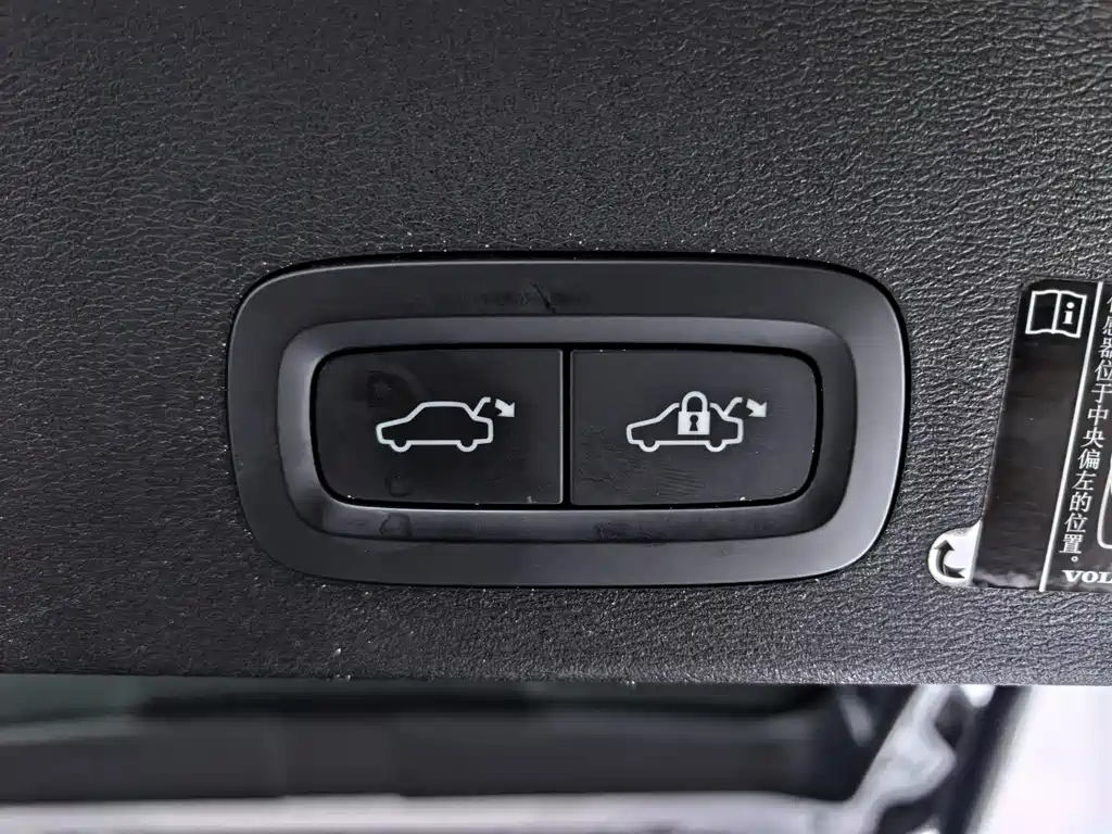 Volvo XC40 2020 — фото 30