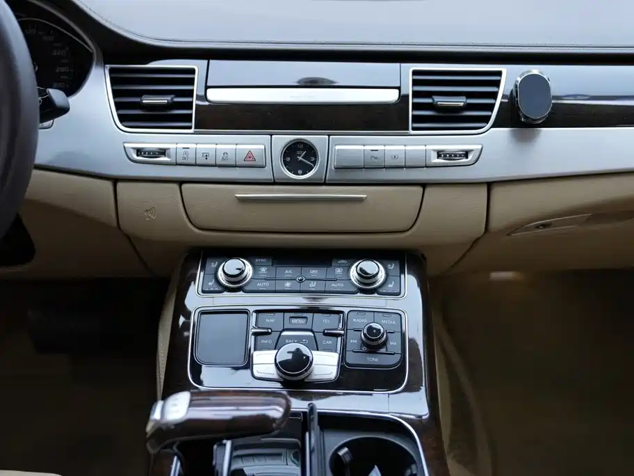 Audi A8 2014 — фото 10