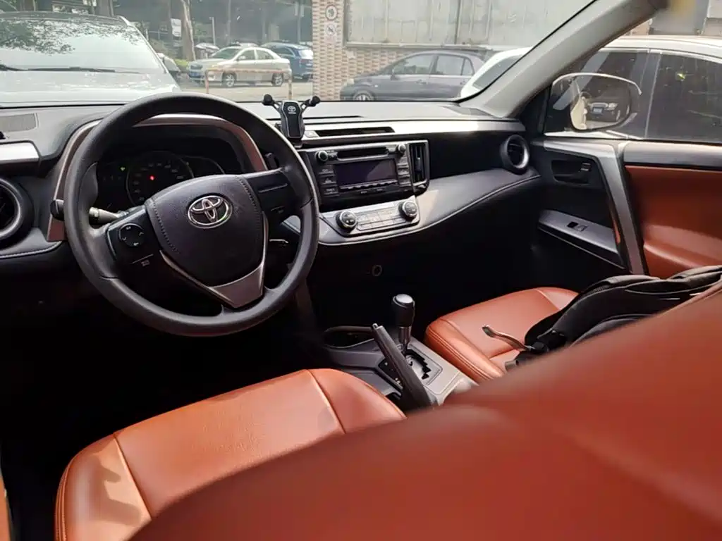 Toyota RAV4 2019 — фото 10