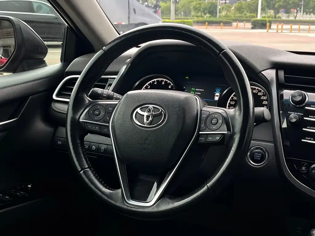 Toyota Camry 2018 — фото 13