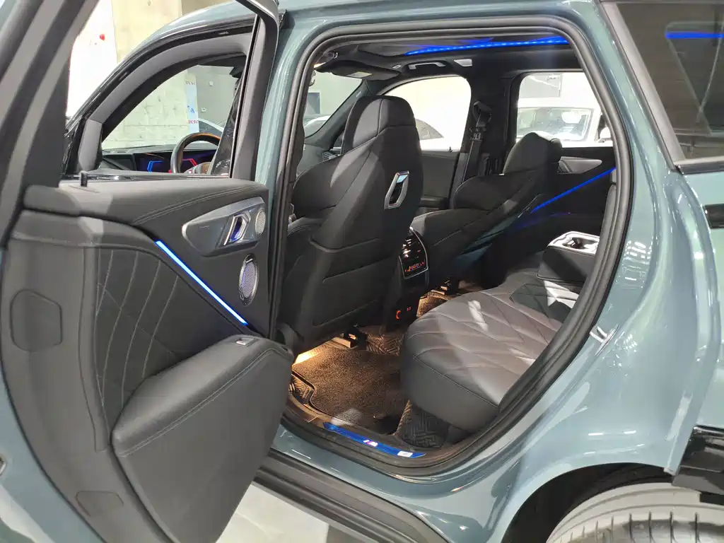 BMW XM 2025 — фото 10