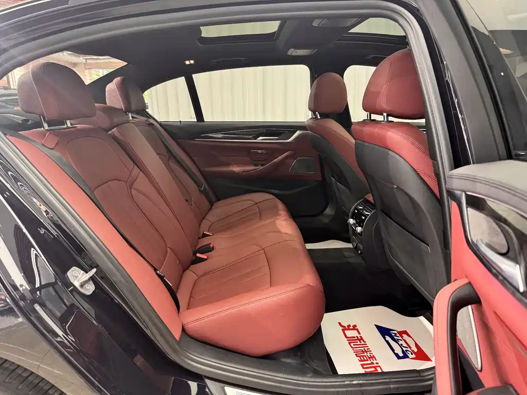 BMW 5 Series 2019 — фото 18