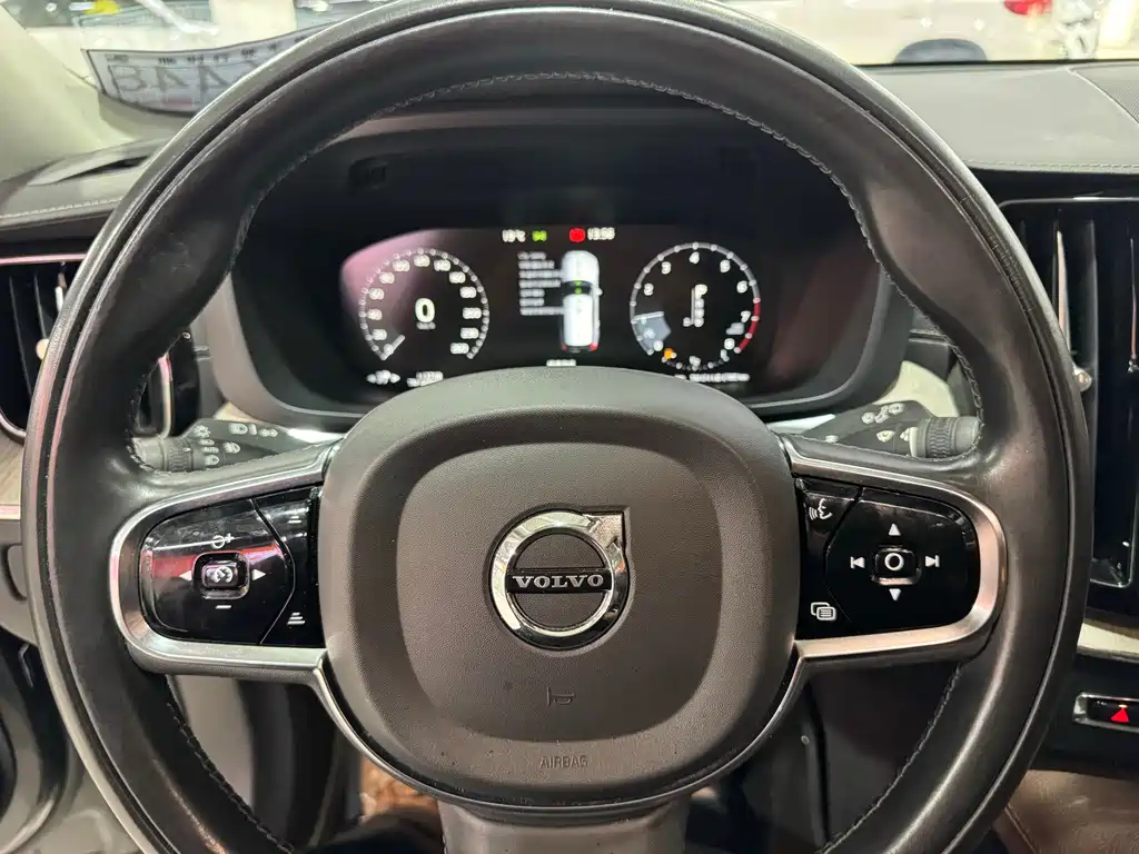 Volvo XC60 2020 — фото 12
