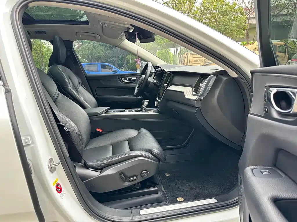 Volvo XC60 2020 — фото 14