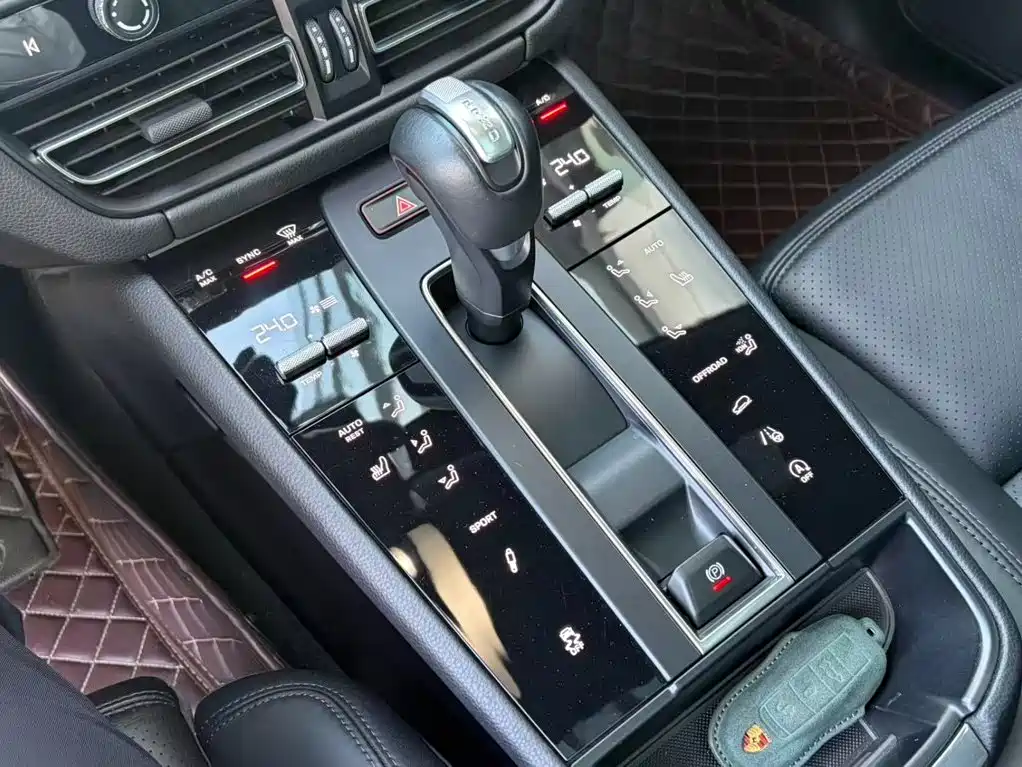 Porsche Macan 2024 — фото 19