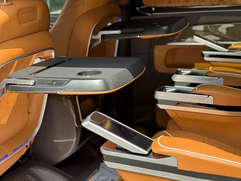 Mercedes-Benz V-Class 2023 — фото 13