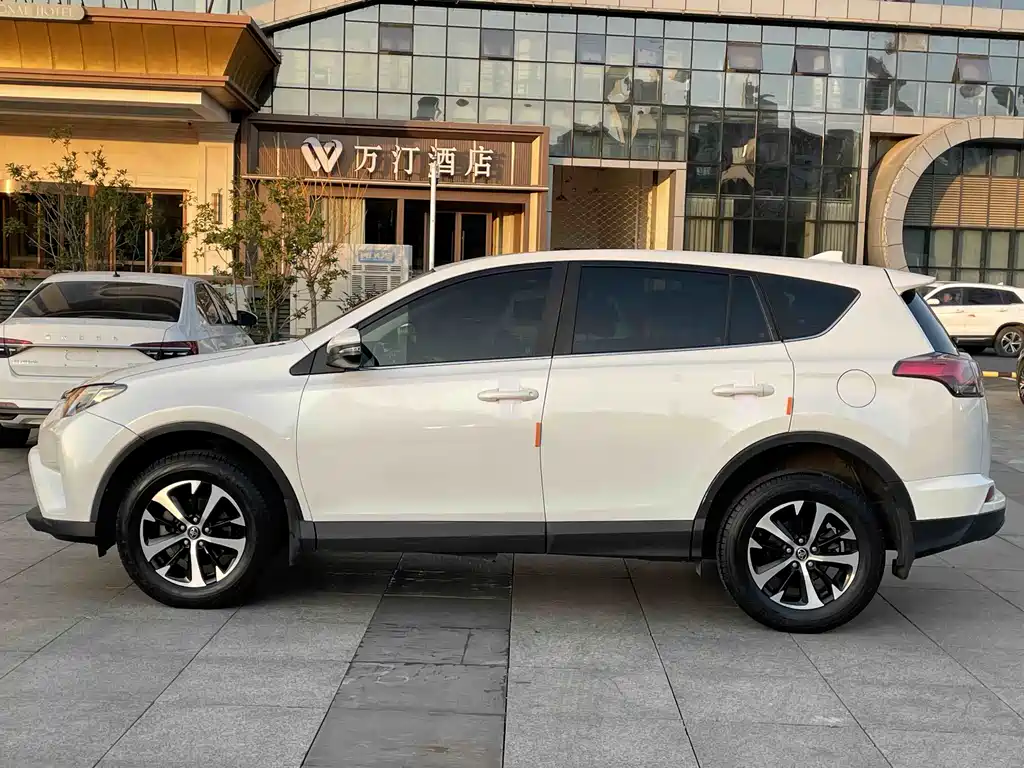 Toyota RAV4 2019 — фото 21