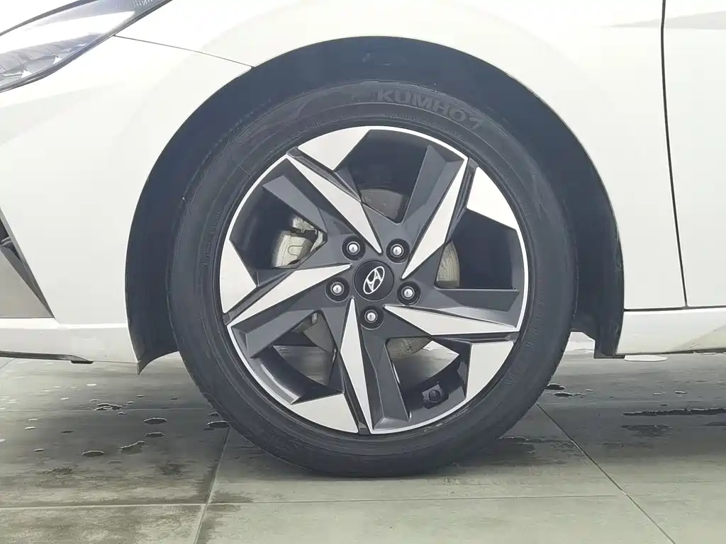 Hyundai Elantra 2022 — фото 17