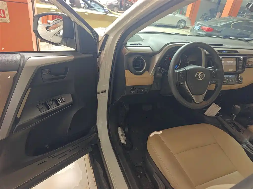 Toyota RAV4 2018 — фото 12
