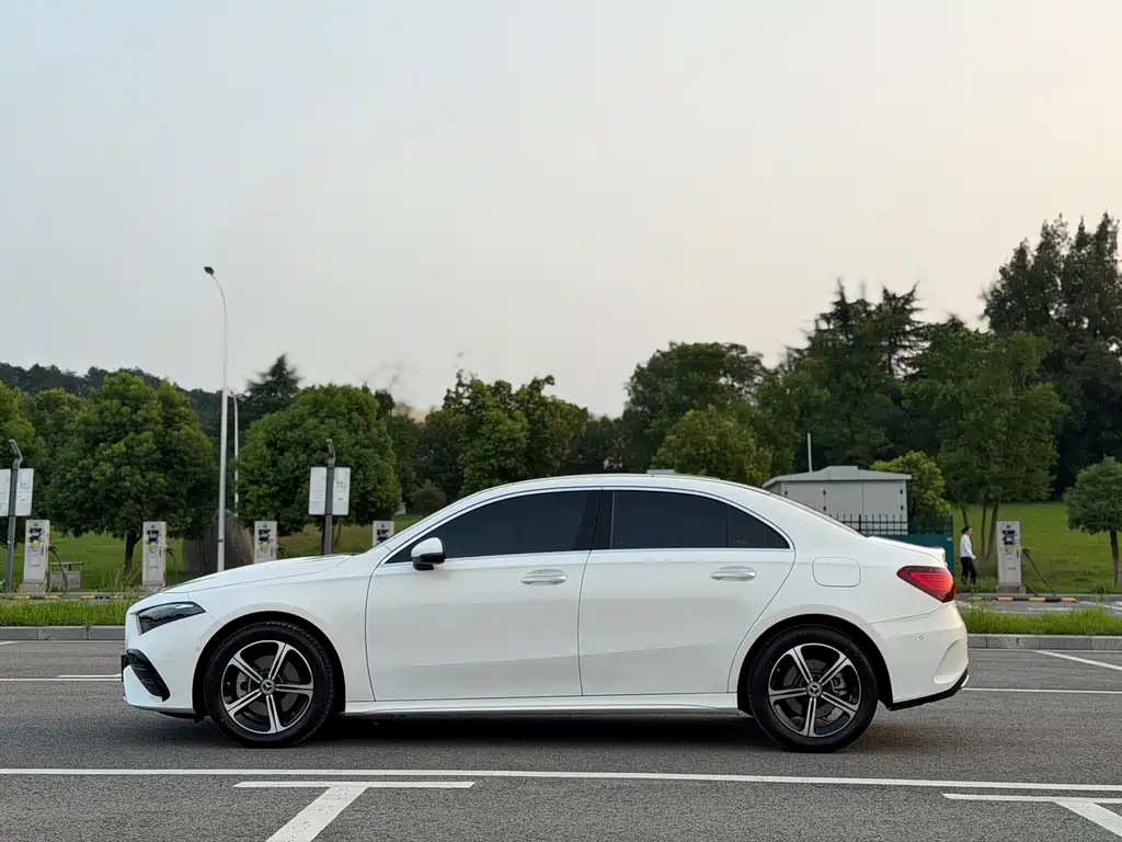 Mercedes-Benz A-Class 2024 — фото 4