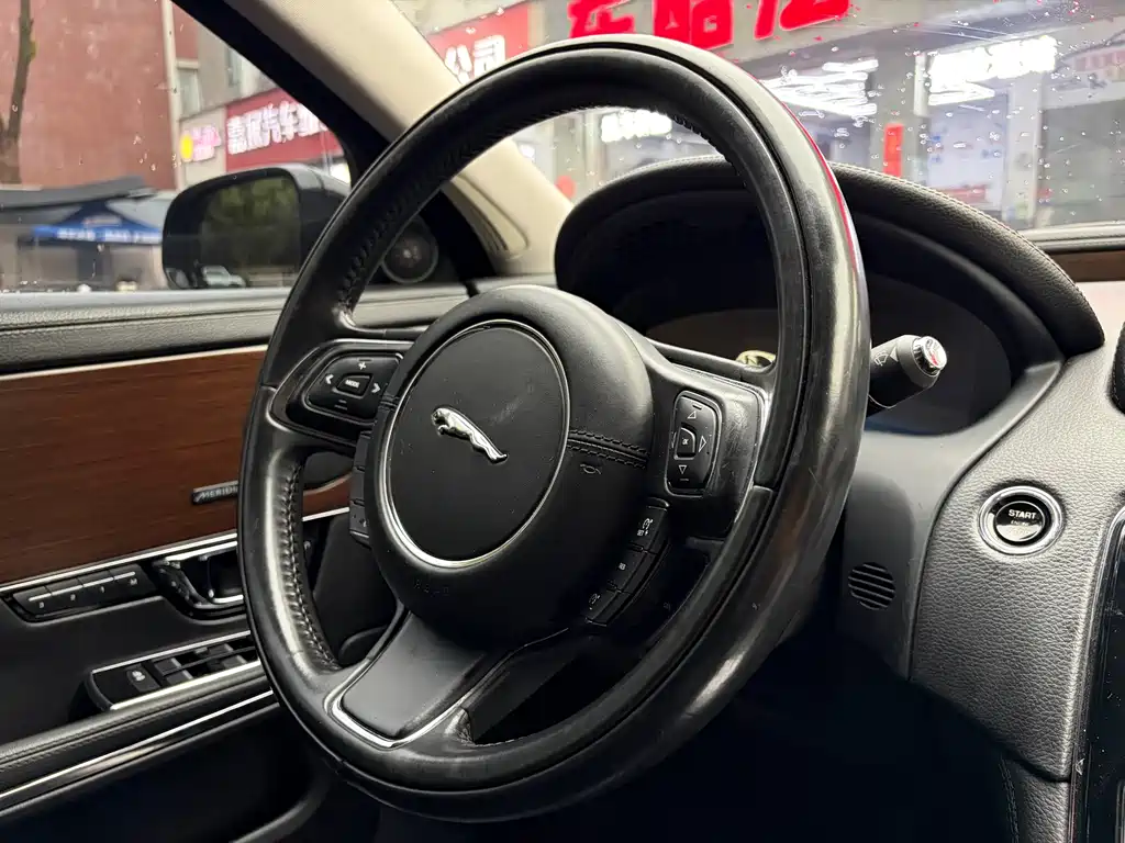 Jaguar XJ 2015 — фото 8