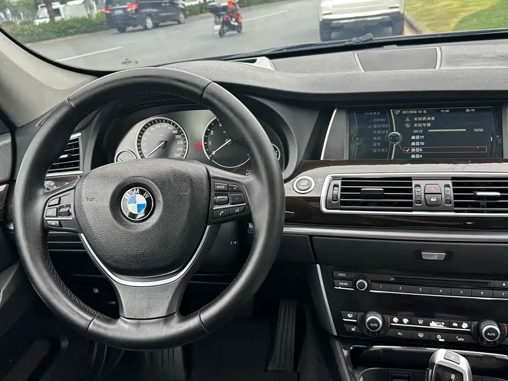 BMW 5 Series GT 2011 — фото 10