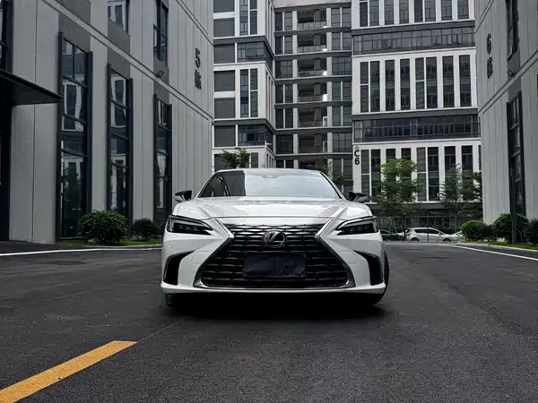 Lexus ES 2025