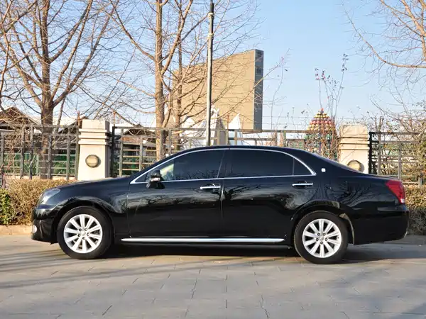 Toyota Crown 2011