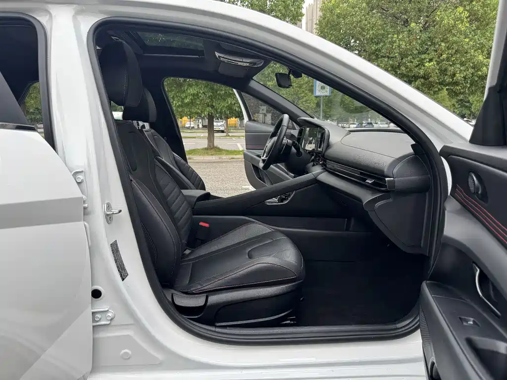 Hyundai Elantra 2023 — фото 11