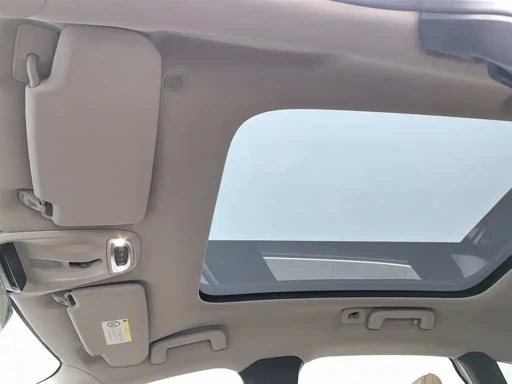 Volvo V40 2017 — фото 14
