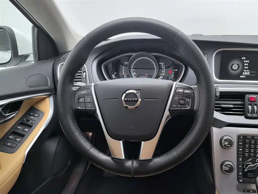 Volvo V40 2017 — фото 11