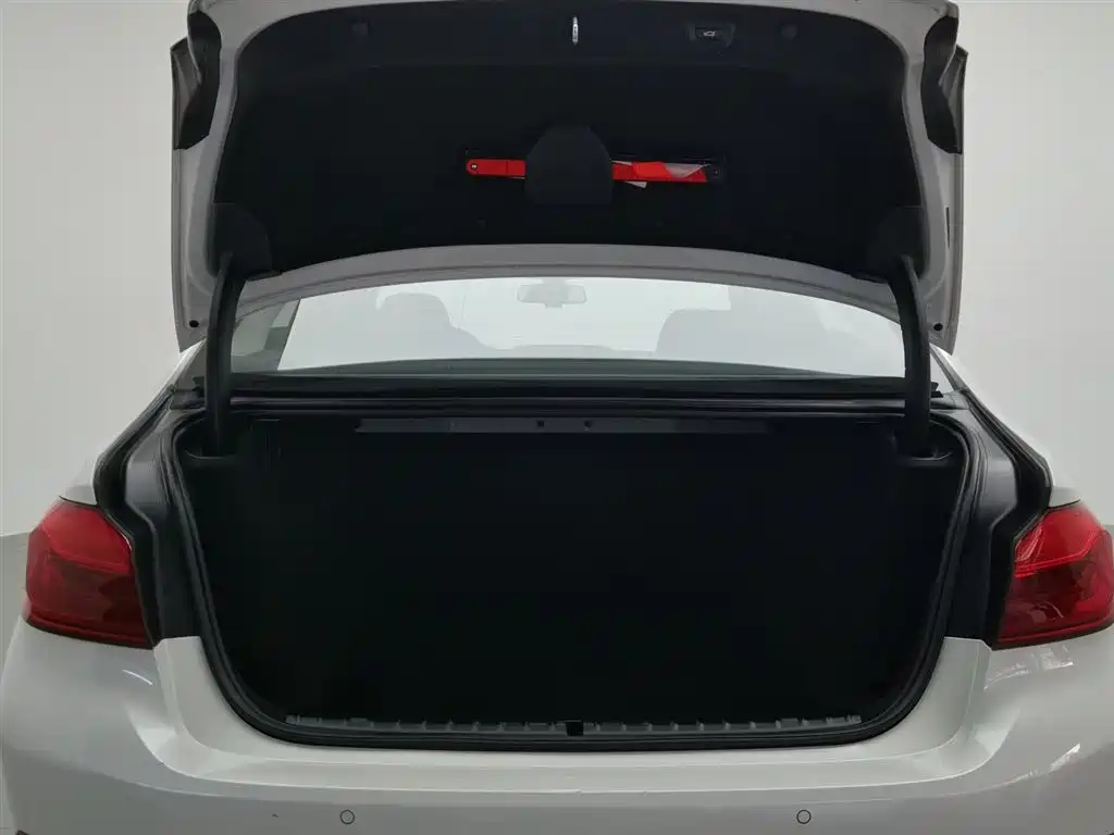 BMW 5 Series 2019 — фото 16