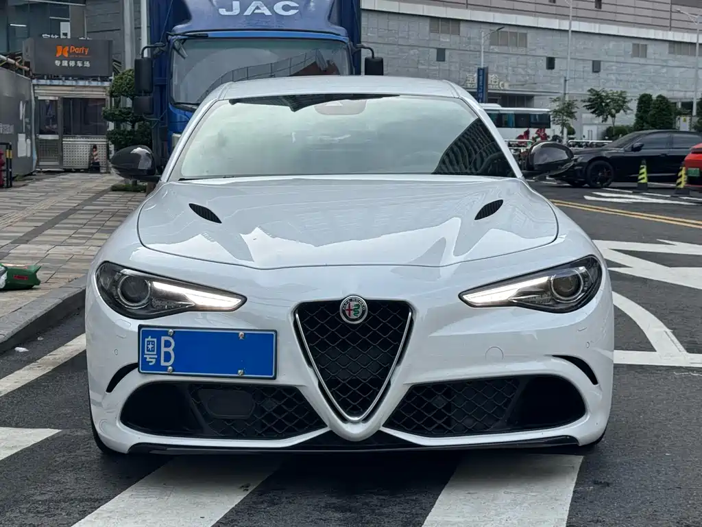 Alfa Romeo Giulia 2018 — фото 2