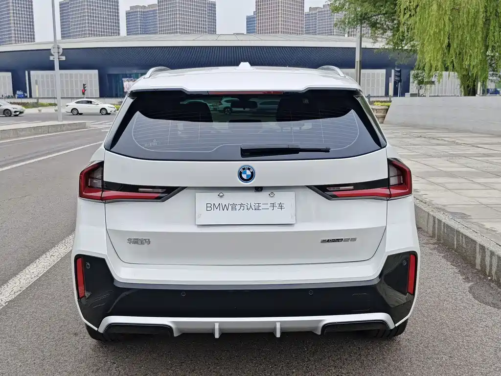 BMW iX1 2025