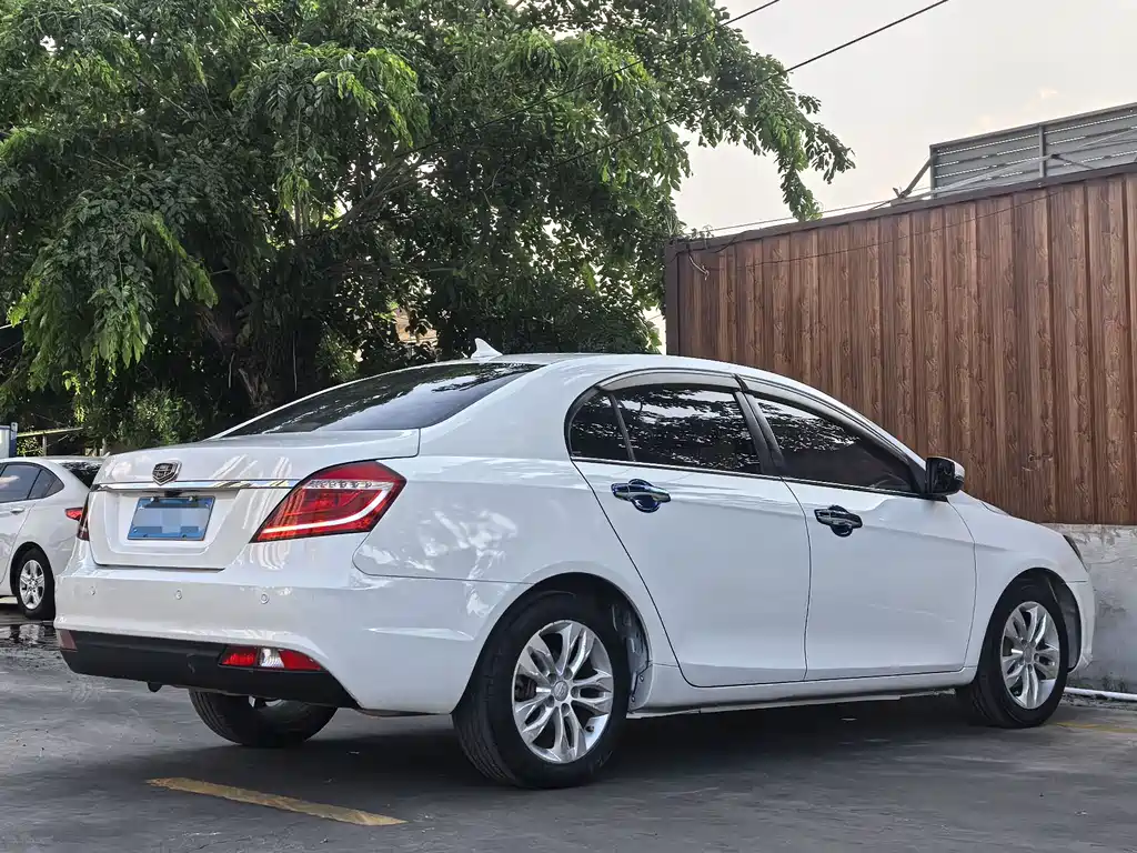 Geely Emgrand 2015 — фото 7