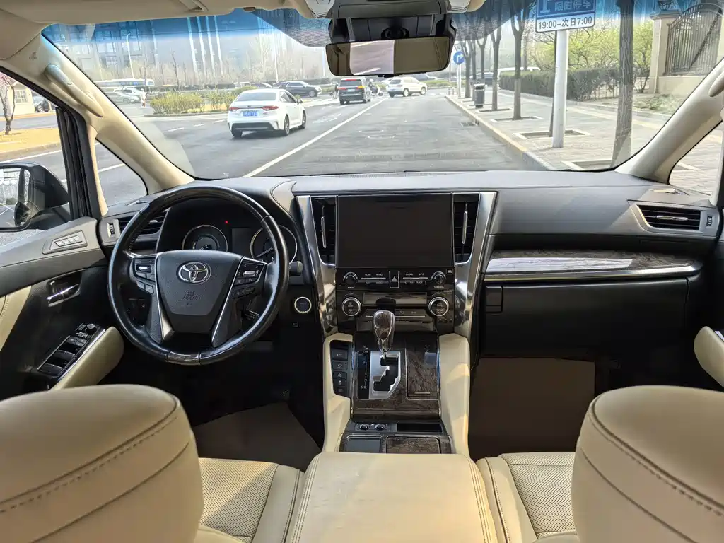 Toyota Vellfire 2022 — фото 11