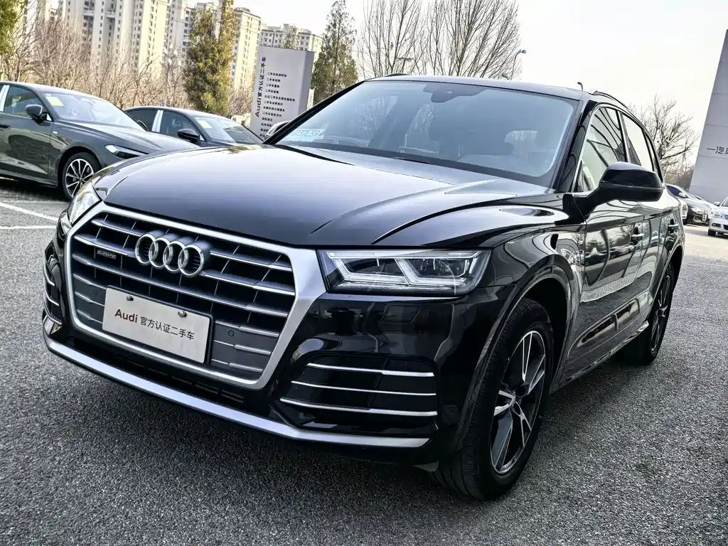 Audi Q5L 2020 — фото 1
