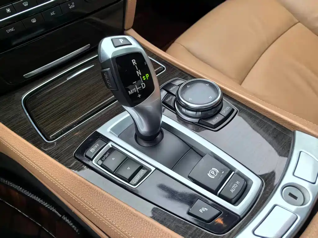 BMW 7 Series 2015 — фото 19