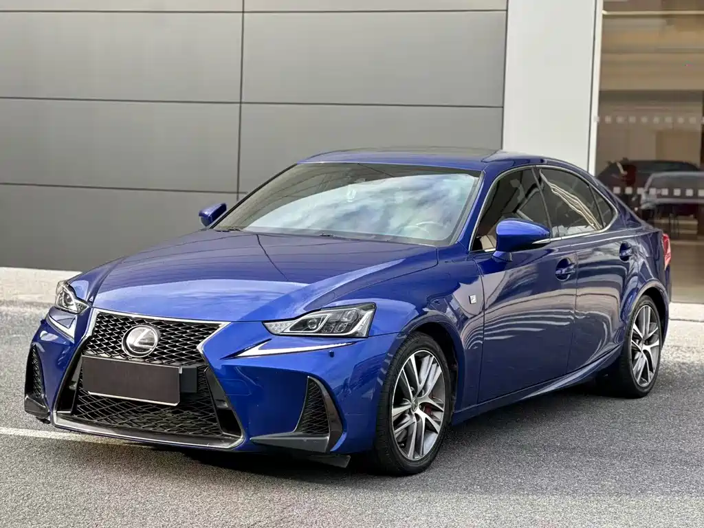 Lexus IS 2018 — фото 1