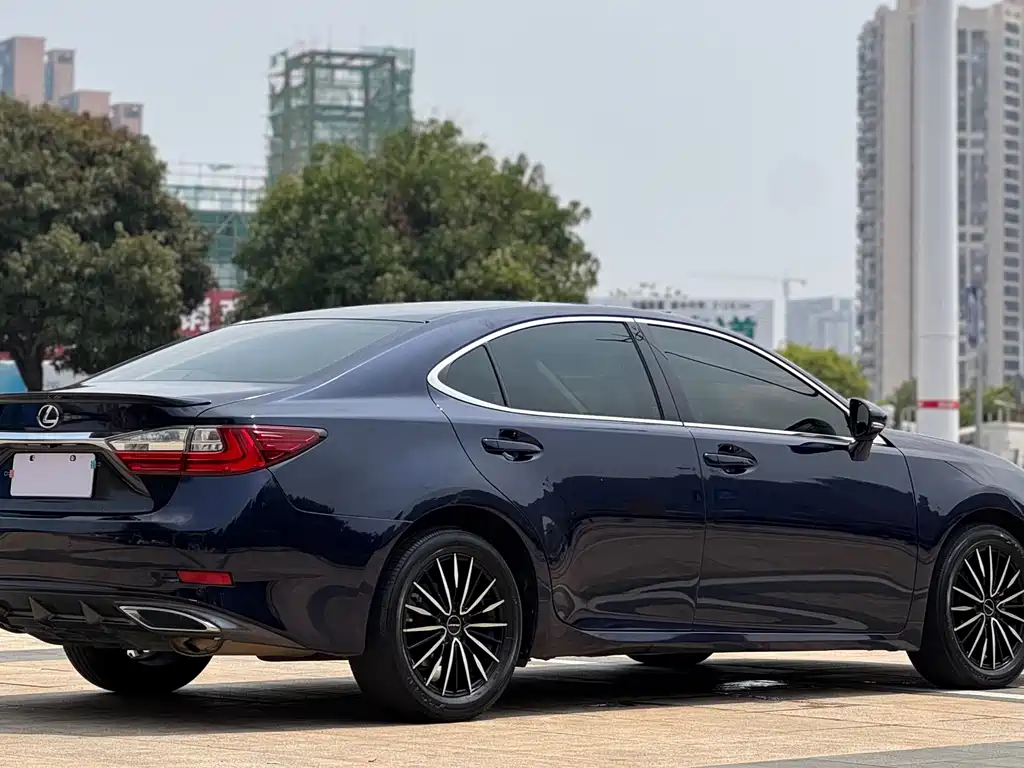 Lexus ES 2018 — фото 10