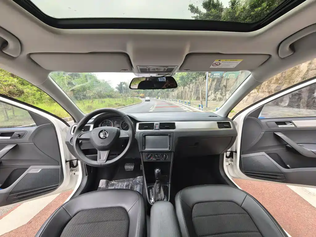 Skoda Rapid Spaceback 2017 — фото 9