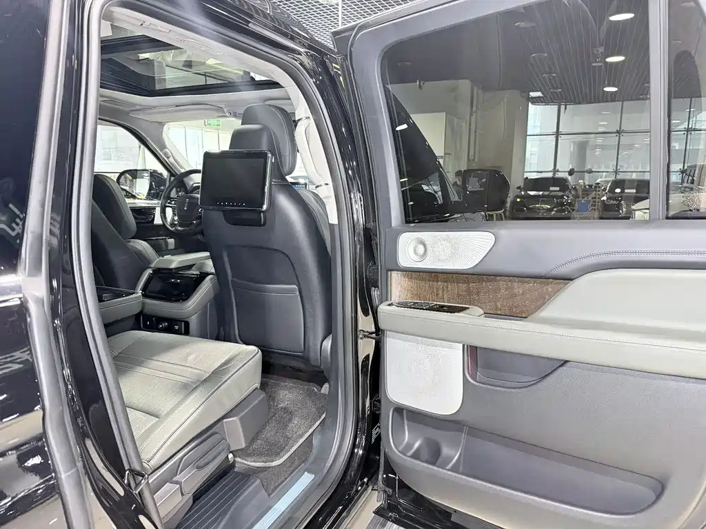 Lincoln Navigator 2023 — фото 18