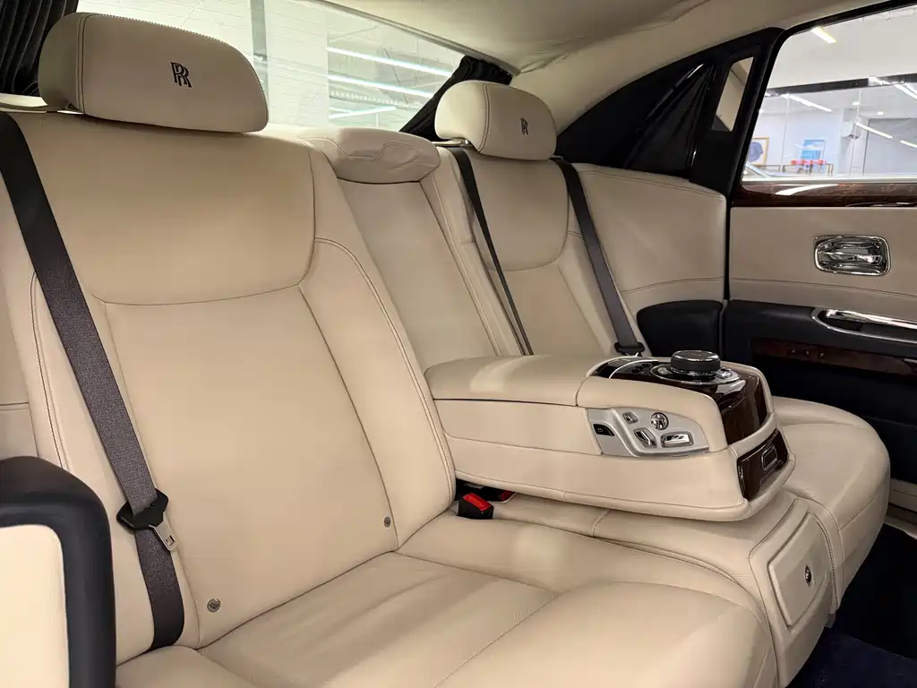 Rolls-Royce Ghost 2015 — фото 12